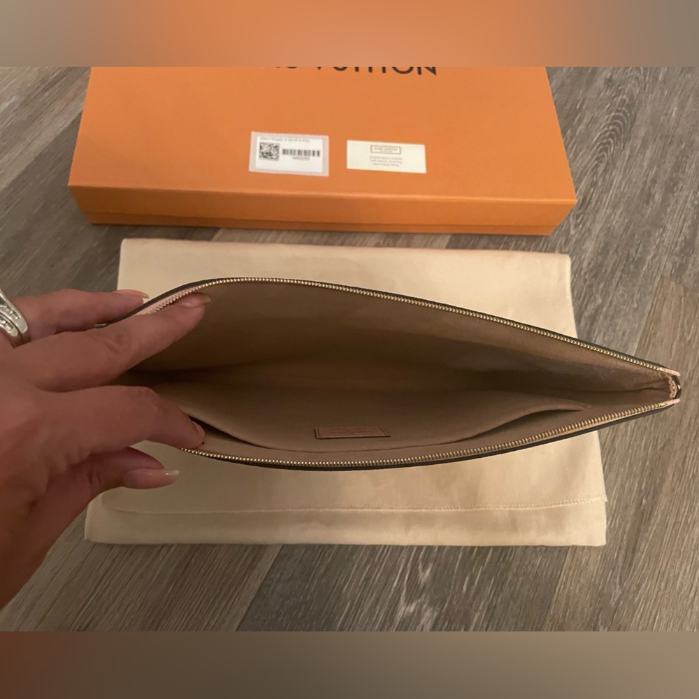 Louis Vuitton Daily Pouch - Picture 6 of 9